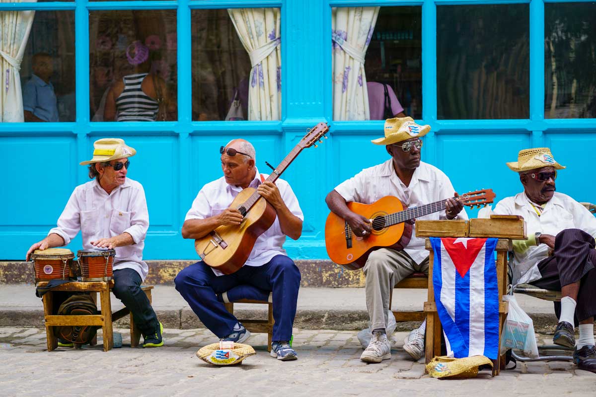 Street musicians in Havana – Photo: Shutterstock group af male musicians with guitars and drums