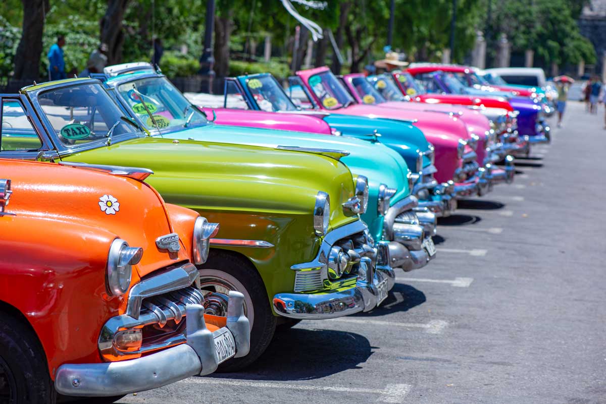 Almendrones, classic american cars in Havana – Photo: Shutterstock